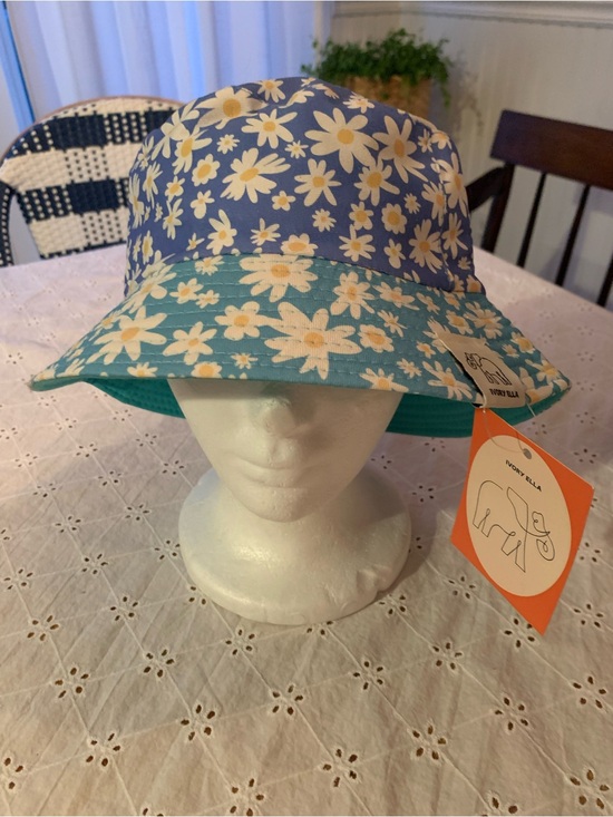 ivory ella Accessories - NWT Ivory Ella Two Tone Daisy Bucket Hat